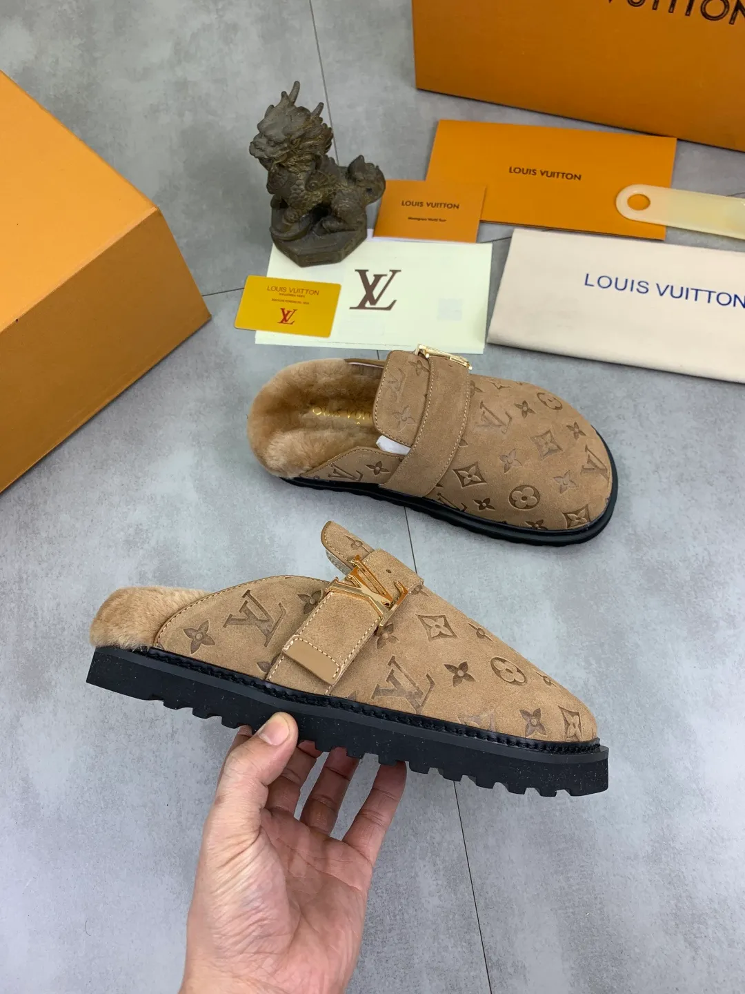 Men's Men's Shoes P480 New Couple Style LV Louis Vuitton L Family Donkey Brand Latest Easy Series Birkenstock Baotou Thick Sole Wool Slippers Sandals Original purchase, development and production This LV Easy sandal is made of suede cow leather, with Monogram pattern to highlight the trendy style. Adjustable straps with illuminated LV letters, flexible insoles and micro outsoles provide a light and comfortable experience. Exquisite packaging at the delivery counter 🛍📦 ▪️Fabric: Original custom imported first-layer cowhide ▪️Inner lining: Original customized warm wool lining ▪️Outsole: Original open-molded rubber foam material ▪️Sole thickness: 4CM ▪️Size: Men and women 35-45